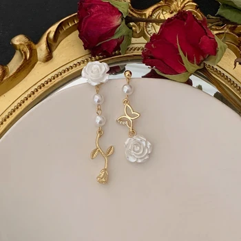 נשים רטרו מצופה זהב פרפר אסימטרי זרוק עגילים עם ורד לבן פריחת Earclip מזג תכשיטים עגילים